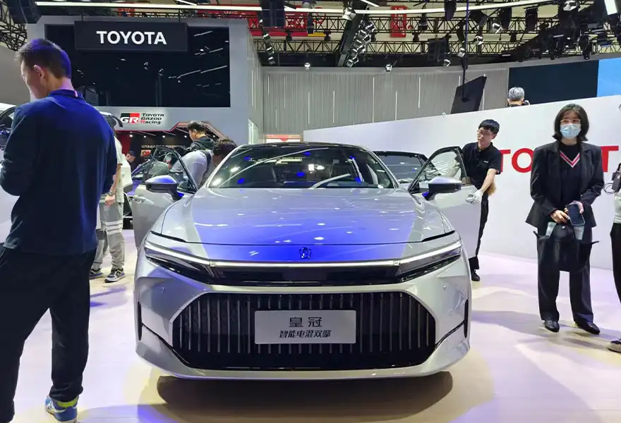 На стенде появилась новая Toyota Crown